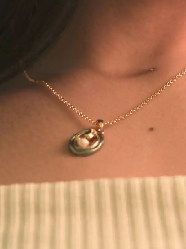 Elegant Gold-Plated Necklace with Pearl and Leaf Design - Image 2