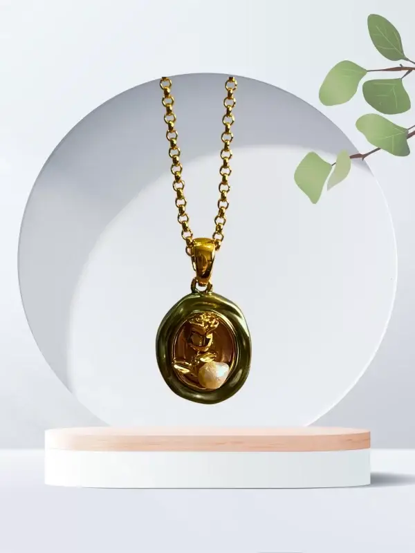 Elegant Gold-Plated Necklace with Pearl and Leaf Design