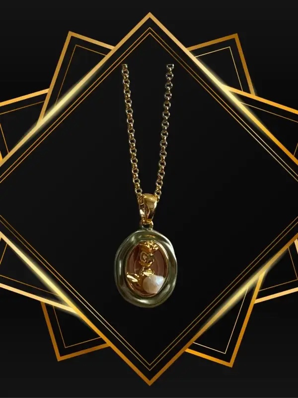Elegant Gold-Plated Necklace with Pearl and Leaf Design - Image 3